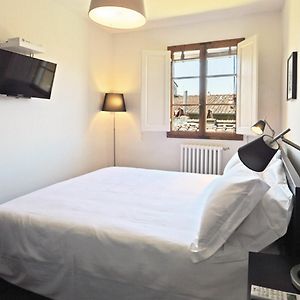Camera piccola con letto king size